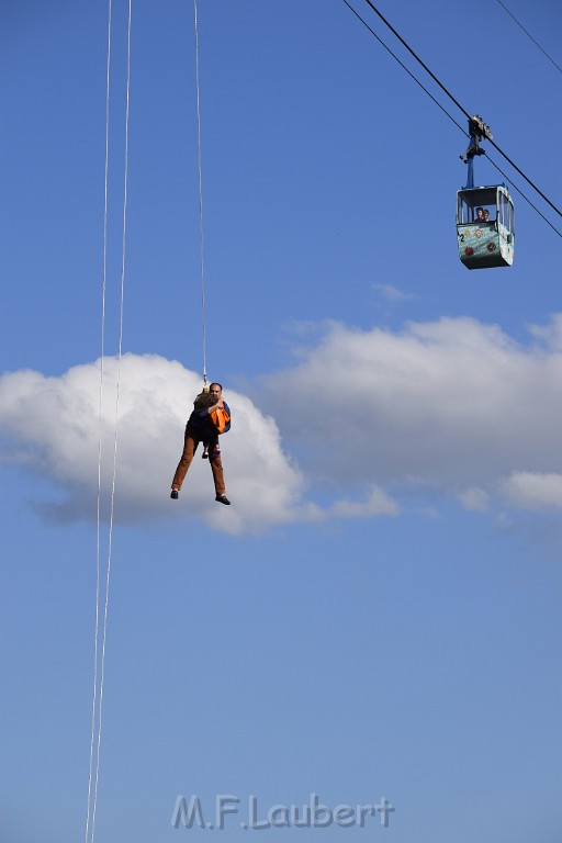 Koelner Seilbahn Gondel blieb haengen Koeln Linksrheinisch P438.JPG - Miklos Laubert